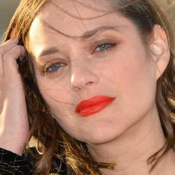 Marion Cotillard destaca sus labios con el rojo