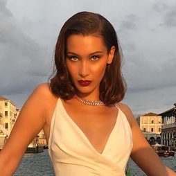 Bella Hadid con look años 20