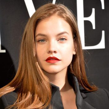 Barbara Palvin apuesta por los labios rojos