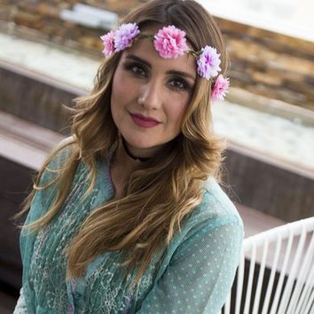 Dulce María con diadema de flores