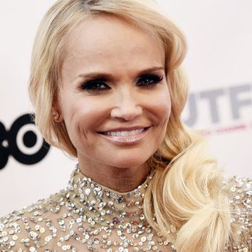 Kristin Chenoweth con look en dorado