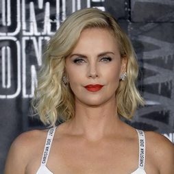 Charlize Theron, espectacular con labios rojos