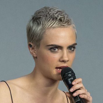 Cara Delevingne con un corte pixie con efecto mojado