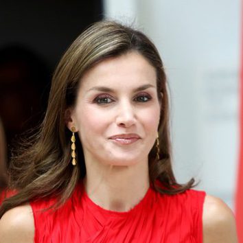 La Reina Letizia luce un favorecedor maquillaje cobrizo