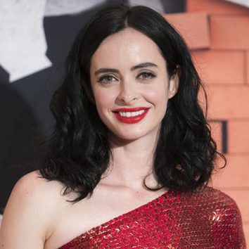 Krysten Ritter muy favorecida con delineado y labios rojos