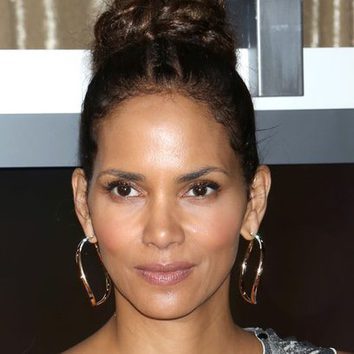 Halle Berry con moño alto ondulado