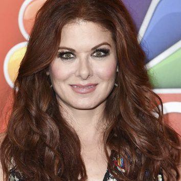 Debra Messing con el cabello muy apagado