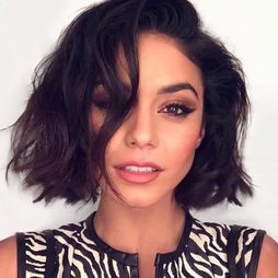 Vanessa Hudgens, increíble con short bob y maquillaje felino