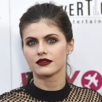 Alexandra Daddario con un maquillaje muy sobrecargado