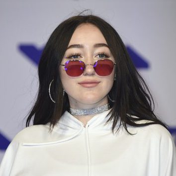 Noah Cyrus da protagonismo a los accesorios