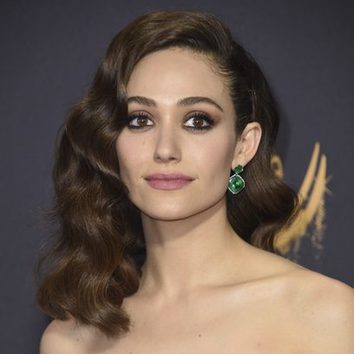 El elegante semirecogido de Emmy Rossum