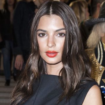 Emily Ratajkowski luce su perfecto bronceado