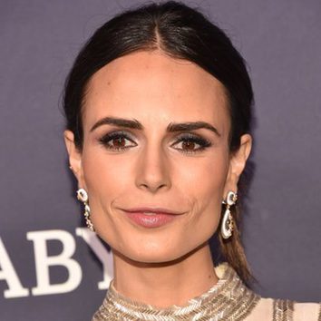 Jordana Brewster potencia sus ojos con purpurina