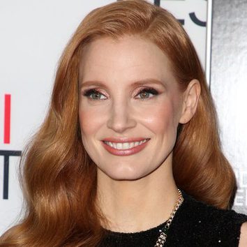 Jessica Chastain con un beauty look melocotón muy fresco