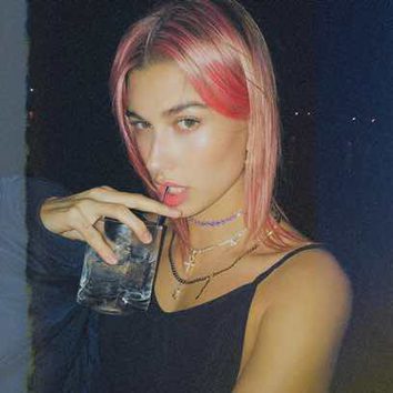 Hailey Baldwin arranca 2018 pensando en rosa