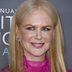 Nicole Kidman no abandona el colorete