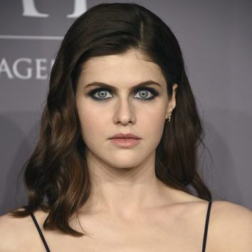 Alexandra Daddario luce un delineado azul