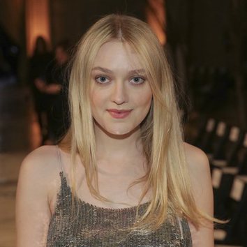 La melena suelta de Dakota Fanning