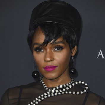 Janelle Monae acierta con mega pestañas