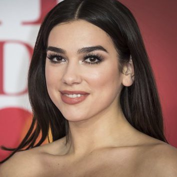 Dua Lipa acierta con un delineado negro perfecto