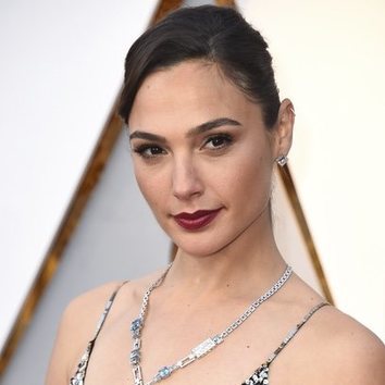 Gal Gadot acierta con el labial carmesí