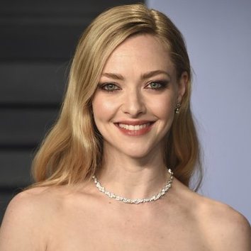 Amanda Seyfried acierta con el peinado sesentero