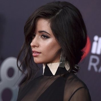 El elegante recogido de Camila Cabello