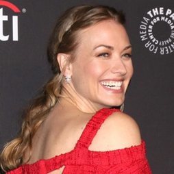 Yvonne Strahovski apuesta por un peinado romántico