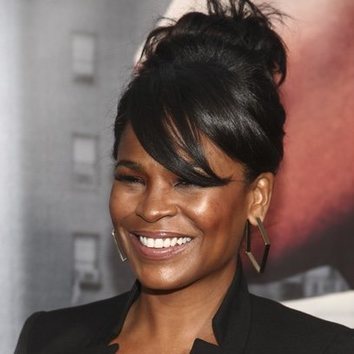 El elegante recogido de Nia Long