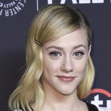 El peinado más sesentero de Lili Reinhart