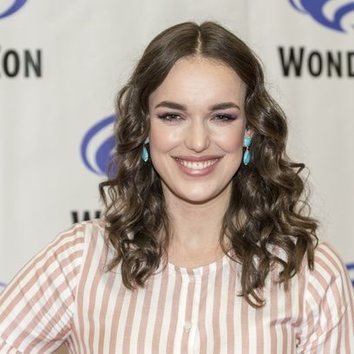 Las ondulaciones perfectas de Elizabeth Henstridge