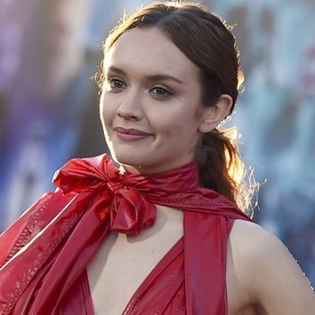 Olivia Cooke apuesta por la ponytail baja