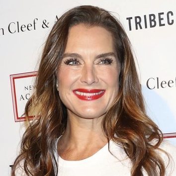 Brooke Shields, deslumbrante con un pintalabios rojo