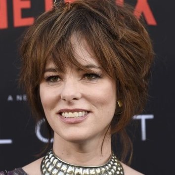 Parker Posey con el cabello capeado