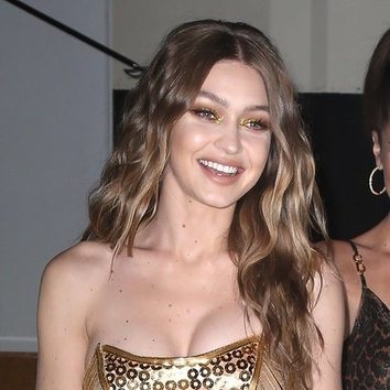 Gigi Hadid brilla con un look de lentejuelas y purpurina dorada