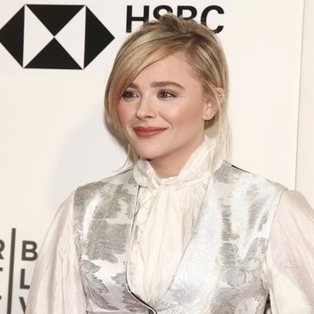 Luces y sombras en el look de Chloe Grace Moretz