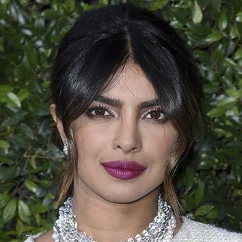 Priyanka Chopra con un beauty look en tonos rosas