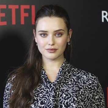 Katherine Langford destaca con un beauty en tonos oscuros