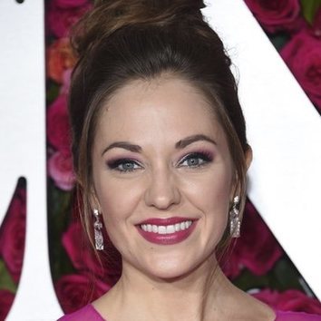 Laura Osnes apuesta por el fucsia