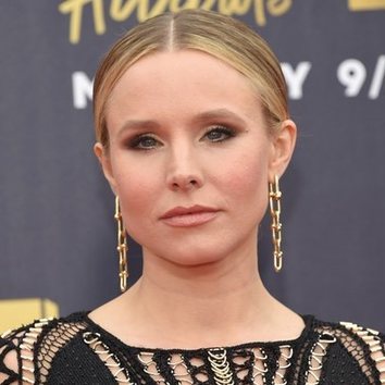 Kristen Bell opta por los tonos dorados