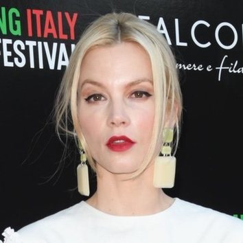 Sylvia Hoeks se decanta por un estilo pin-up