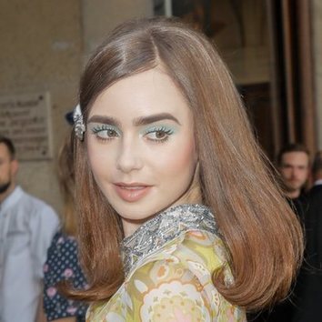 Lilly Collins con un peinado retro