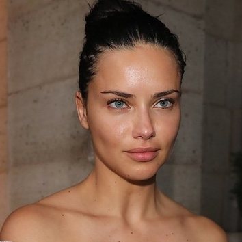 Adriana Lima no necesita maquillaje