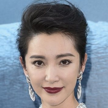 Li Bingbing luce un labial burdeos