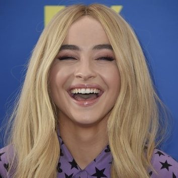 Sabrina Carpenter apuesta por la melena midi