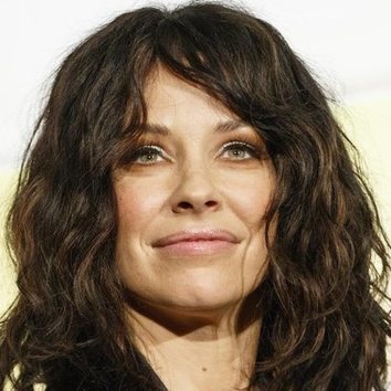 Evangeline Lilly con el cabello ondulado