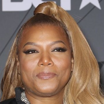 Queen Latifah apuesta por un semirecogido alto