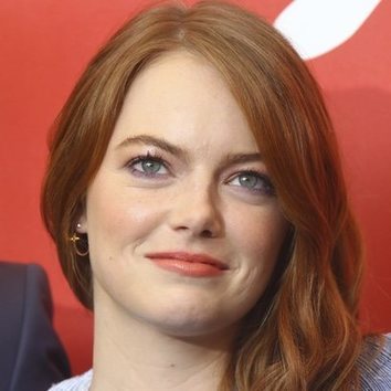 Emma Stone con unas sombras lila