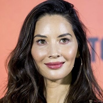 Olivia Munn opta por el rosa oscuro