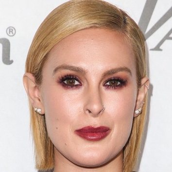 Rumer Willis apuesta por el granate